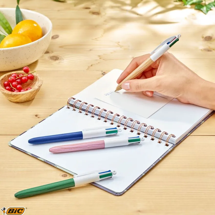 BIC 4 Couleurs Bois - Stylo à bille 4 couleurs effet bois - disponible dans différentes couleurs
