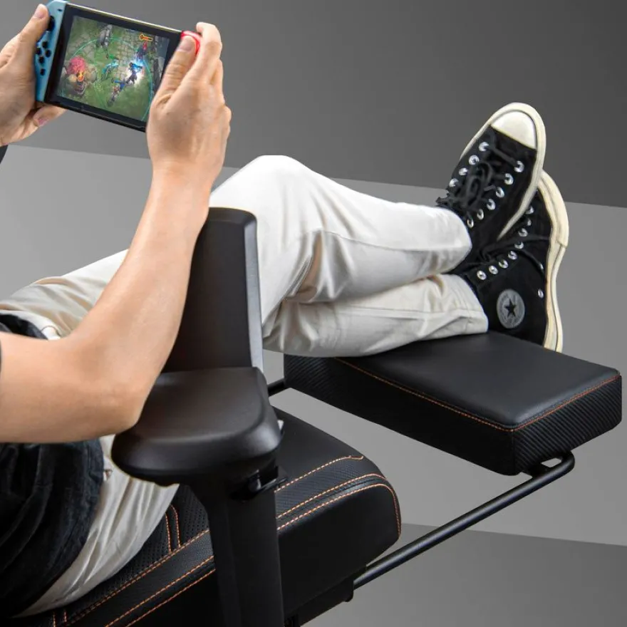 Fauteuil gamer ARMOR EVO M - accoudoirs réglables - appui-tête intégré - noir et or