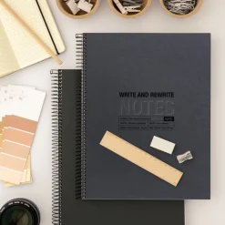 Notebook Eco Design, Carton recyclé, A4, quadrillage 5x5 mm, 120 feuilles de 4 couleurs, Miquelrius, Noir.