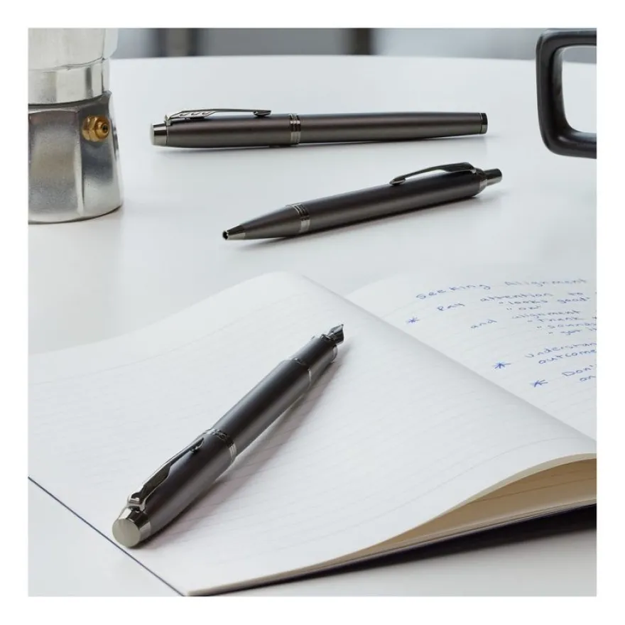 Styo plume monochrome Parker IM - Gris acier - plume fine - encre bleue